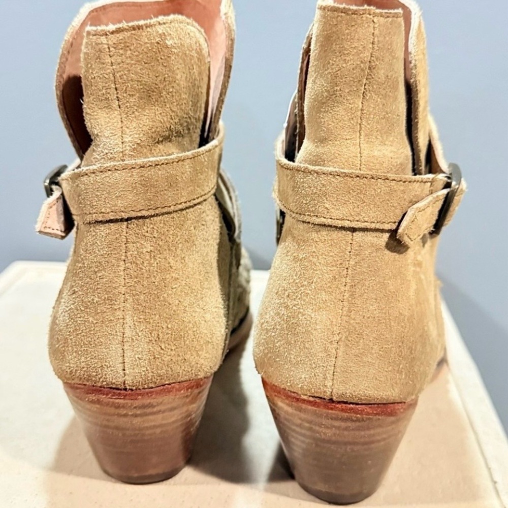 Free People Tan Venture Suede Ankle Boots
Distressed Boho Booties Size 40 NWT - Picture 6 of 9